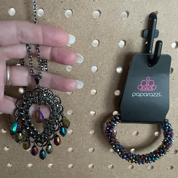 Stretch bracelet with many multicolored oil spill beads. - Picture 3 of 3